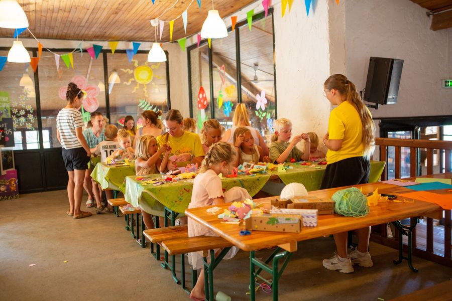 Kinderen knutselen met het animatieteam