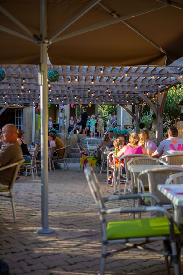 Een gezellige avond op het terras