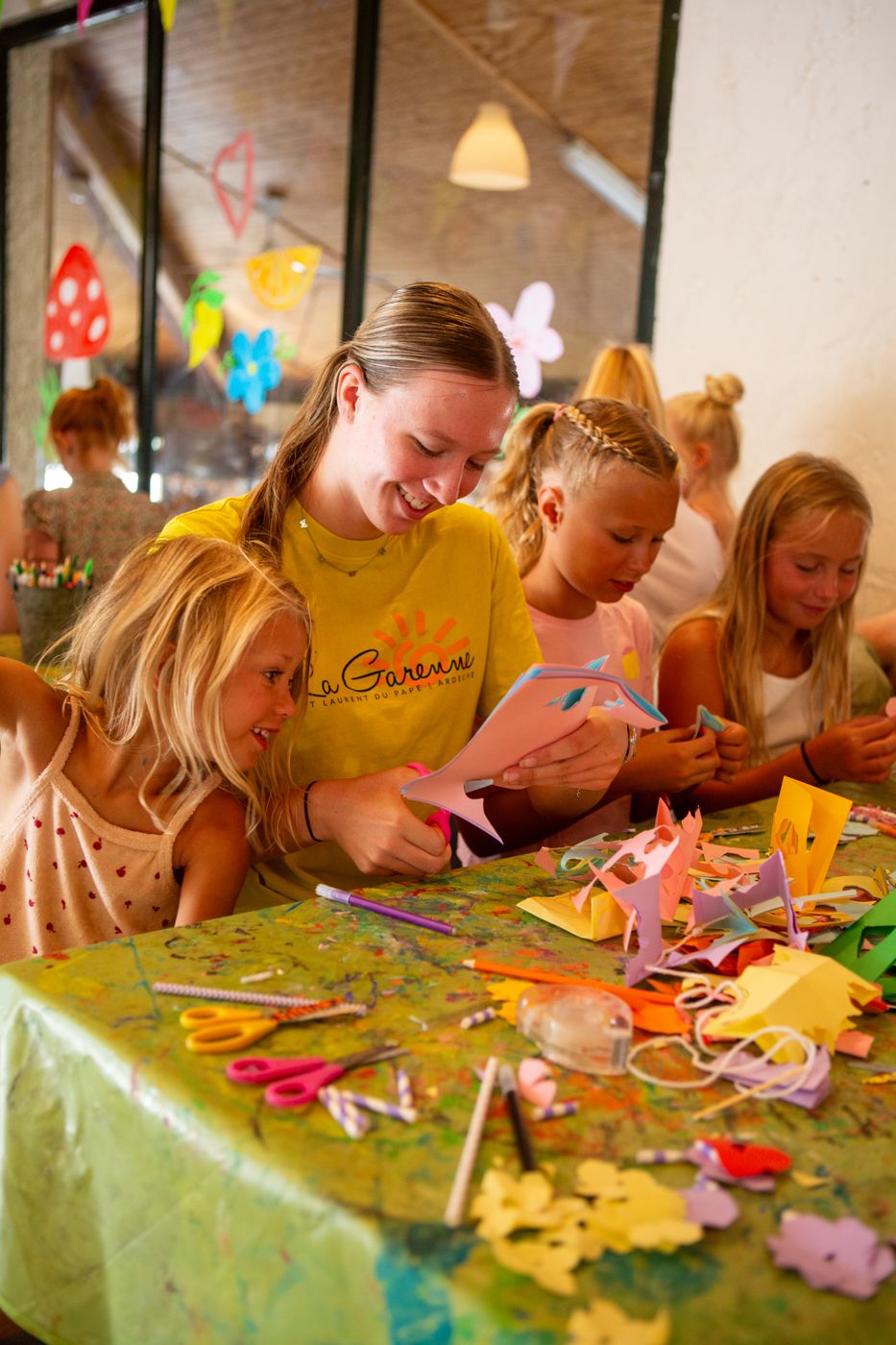 Kinderen knutselen met een animatrice
