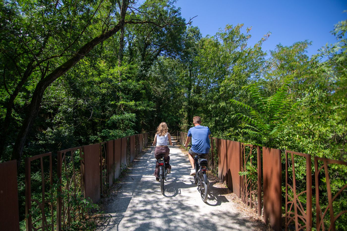 Twee fietsers op de Dolce Via langs de Eyrieux