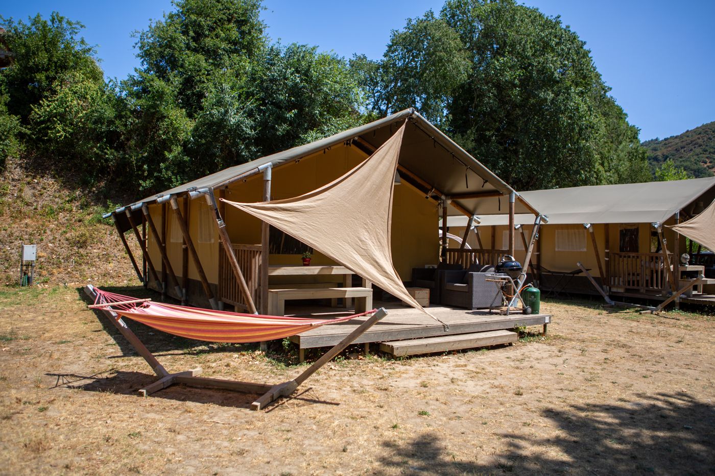 Safaritent met houten terras en hangmat