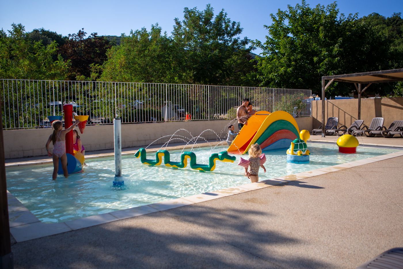 Spelende kinderen in het peuterbad
